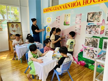 Cô và trẻ cùng tham gia đọc sách tại góc không gian văn hóa
