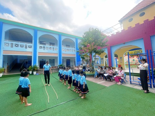 Trường Mầm non Thiên Lý tổ chức thực hiện chuyên đề  “Vận dụng môi trường thiên nhiên trong tổ chức phát triển thể chất cho trẻ”