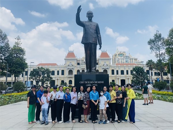 Trường Mầm non Thiên Lý tham quan trụ sở Hội đồng Nhân dân và Ủy ban Nhân dân Thành phố Hồ Chí Minh