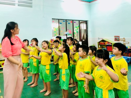 Hoạt động Phát triển thẩm mỹ; Đề tài: Giỏ hoa tặng mẹ ngày 8/3; Lớp 5-6 tuổi (Lá 1); Giáo viên: Võ Thị Ánh Linh