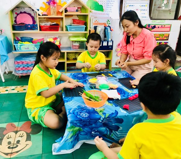 Hoạt động Phát triển thẩm mỹ; Đề tài: Giỏ hoa tặng mẹ ngày 8/3; Lớp 5-6 tuổi (Lá 1); Giáo viên: Võ Thị Ánh Linh