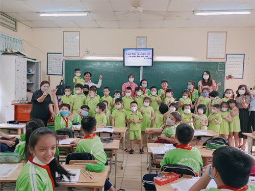 Các bé 5 -6 tuổi tham quan trường Tiểu học Thị Trấn Củ Chi