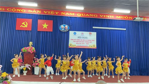 Cô và các bé tham gia trình diễn văn nghệ chào mừng
Hội nghị tổng kết công tác hội và phòng trào Chữ thập đỏ khối trường học