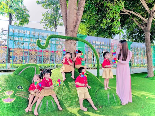 Khoảnh khắc yêu thương: cô Thanh Trâm lớp Mầm 1