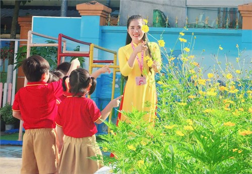 Khoảnh khắc yêu thương: cô  Thùy Trang lớp Chồi 1