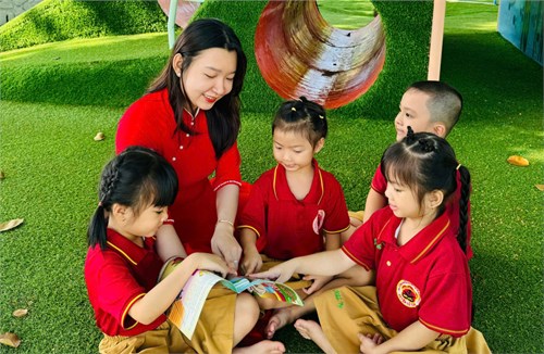Khoảnh khắc yêu thương: cô Kim Oanh lớp Lá 4