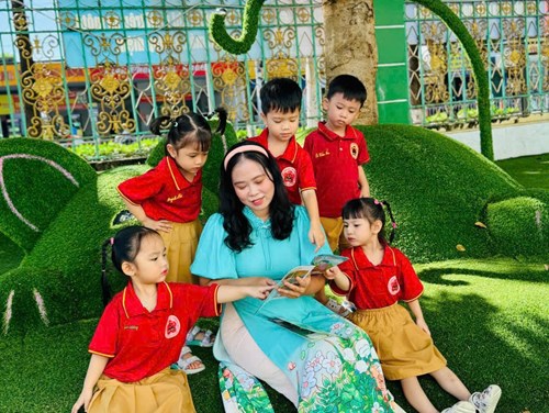 Khoảnh khắc yêu thương: cô Nguyễn Thị Hồng Nhung lớp Mầm 2.