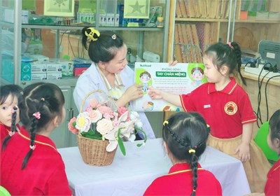 Khoảnh khắc yêu thương: Cô y tế dạy cho các con cách phòng bệnh tay chân miệng nhé!