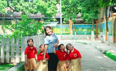 Khoảnh khắc yêu thương: Một buổi dạo chơi vườn trường