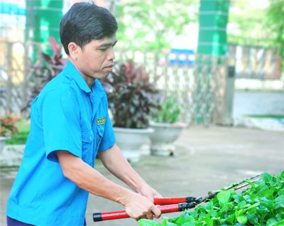 Khoảnh khắc yêu thương: Một ngày của chú bảo vệ trường Mầm non