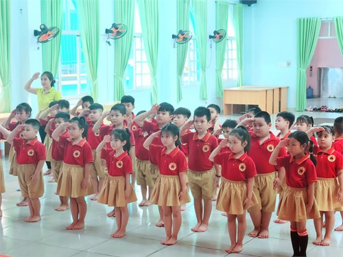 Bé Lá 1 hát Quốc ca
