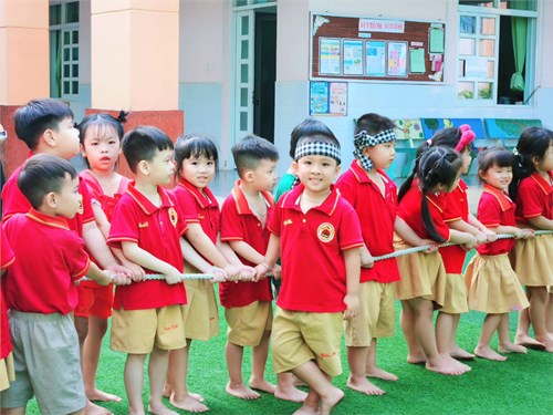 Bé chơi kéo co