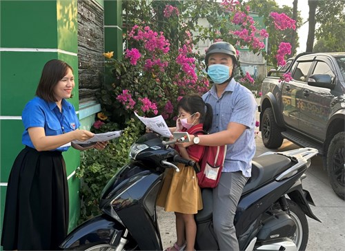Chi đoàn ra quân tuyên truyền về An toàn giao thông
