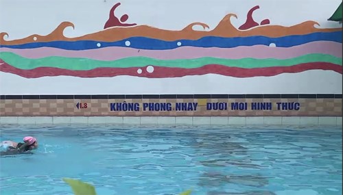 Tiểu đội tự vệ trường tham gia thi bơi ứng dụng quân sự