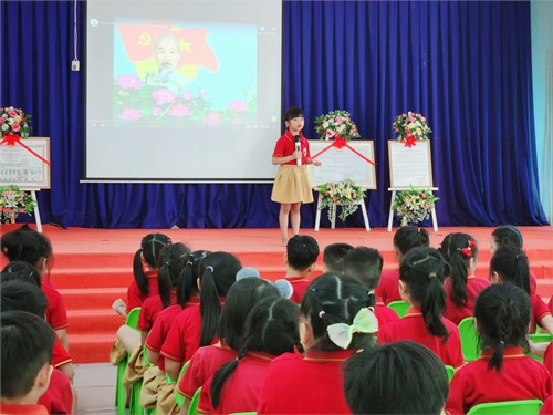 Bé đọc thơ về Bác Hồ cho các bạn nghe