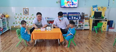 Trường Mầm non Thủy Tiên 2 phối hợp cùng Trạm y tế xã tổ chức cho trẻ 13 đến 36 tháng uống Vitamin A tại trường