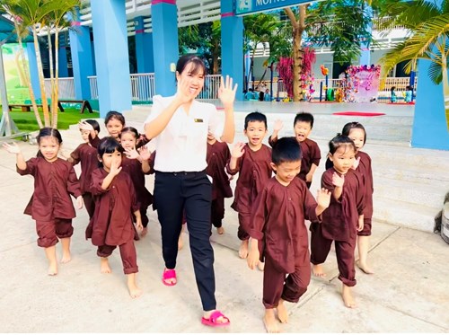 Các bé trường MN Thủy Tiên 2 hóa thân thành các bác nông dân đi bắt cá