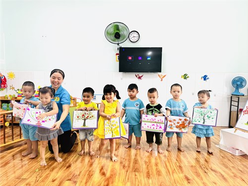 Sáng nay, ngày 05/4/2024 trường MN Thủy Tiên 2 đã tổ chức chuyên đề “Tổ chức hoạt động giáo dục tạo hình và âm nhạc cho trẻ nhà trẻ” với 2 hoạt động:
+ Đề tài “Bé tạo hình theo tranh”: 13-24 tháng 
+ Đề tài hát “Em tập lái ô tô”: 25-36 tháng 
Sau đây là một số hình ảnh trong buổi triển khai chuyên đề:
