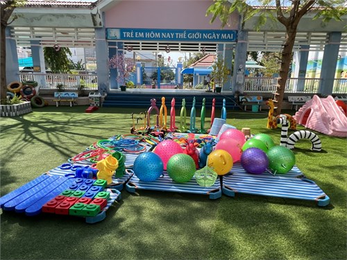 Thực hiện vệ sinh khử khuẩn lớp học đảm bảo phòng dịch Tay-chân-miệng.