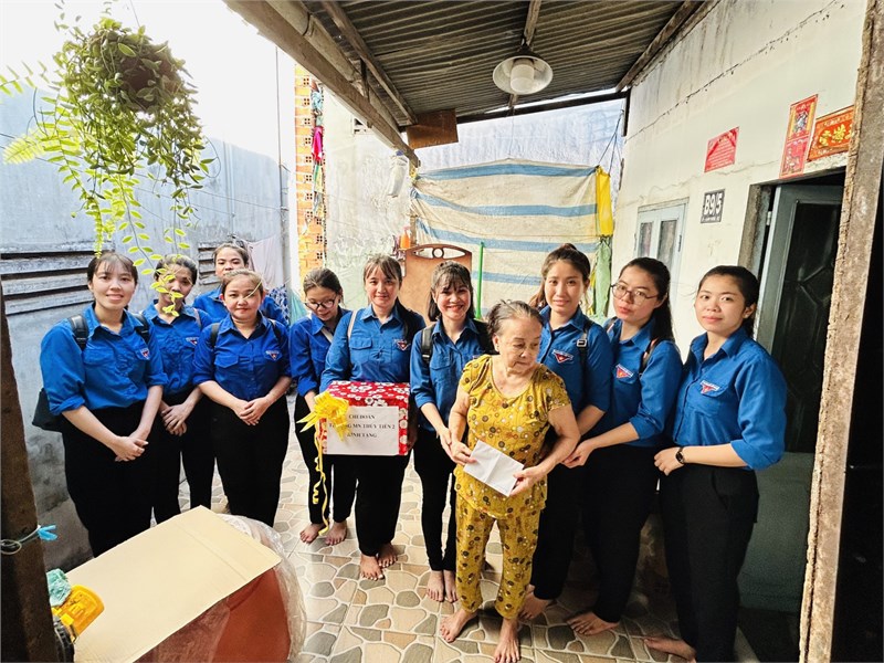 ☘️☘️Chi đoàn MN Thuỷ Tiên 2 đến thăm và tặng quà cho người già neo đơn tại xã Bình Hưng ☘️☘️