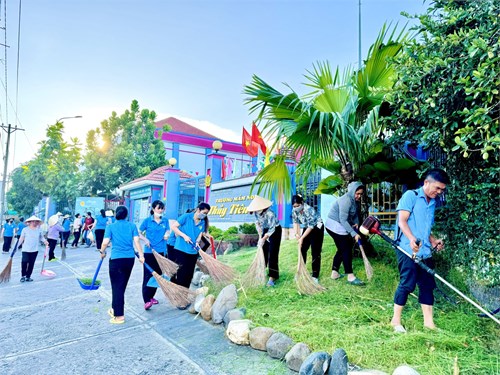Tập thể CĐV tham gia tổng vệ sinh chào mừng  Tháng công nhân  lần thứ 16, tháng hành động về an toàn, vệ sinh lao động lần thứ 8 năm 2024.