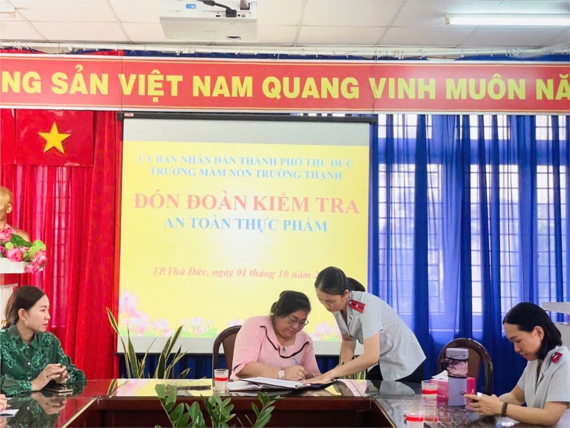 Sáng ngày 01/10/2024 trường mầm non Trường Thạnh đã đón đoàn kiểm tra an toàn thực phẩm của Sở an toàn thực phẩm Thành Phố Hồ Chí Minh về kiểm tra an toàn thực phẩm