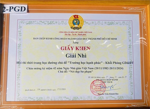 Trao giải hội thi thời trang học đường với chủ đề trường học hạnh phúc.