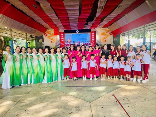 Trường Mầm Non Trường Thạnh đã tham gia hoạt động tháng nhớ ơn thầy cô chào mừng kỷ niệm 42 năm ngày Nhà giáo Việt Nam với tiết mục thời trang học đường chủ đề Trường học hạnh phúc tại Công viên Văn hóa Đầm Sen