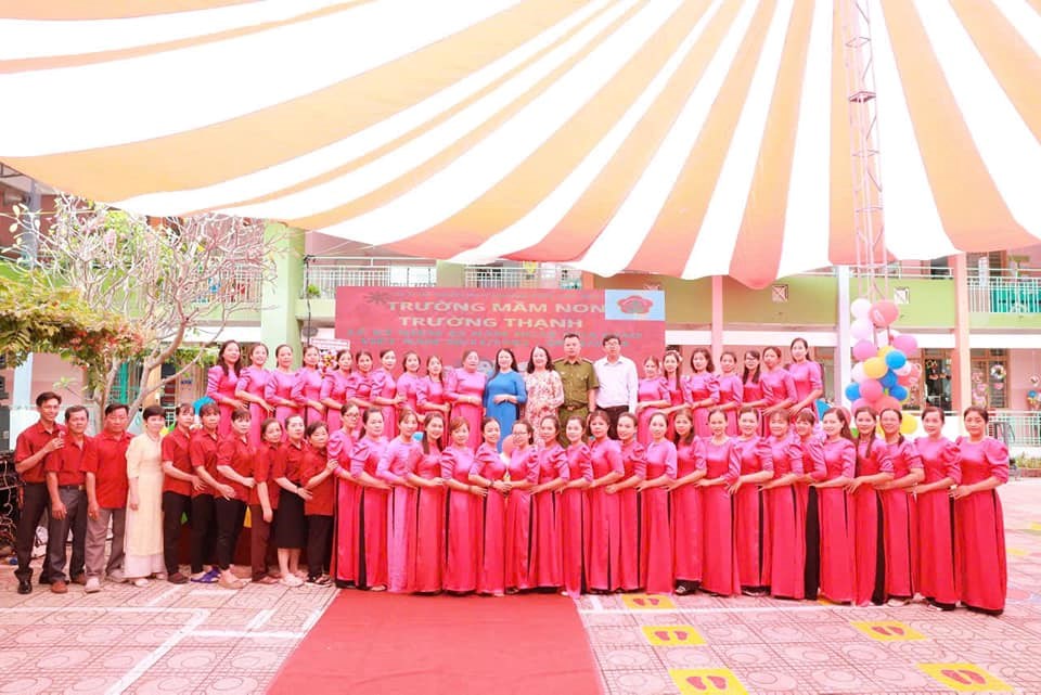 Trường mầm non Trường Thạnh đã long trọng tổ chức Lễ kỷ niệm 42 năm ngày Nhà giáo Việt Nam 20/11/1982 -  20/11/2024 với nhiều hoạt động sôi nổi, thiết thực, vui tươi.