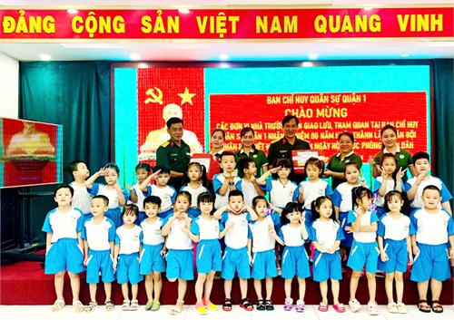Trường Mầm non Tuổi Hồng tổ chức cho học sinh tham quan giao lưu tại Ban chỉ huy Quân sự Quận 1.