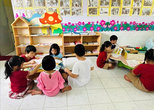 Hoạt động thư viện của các bé