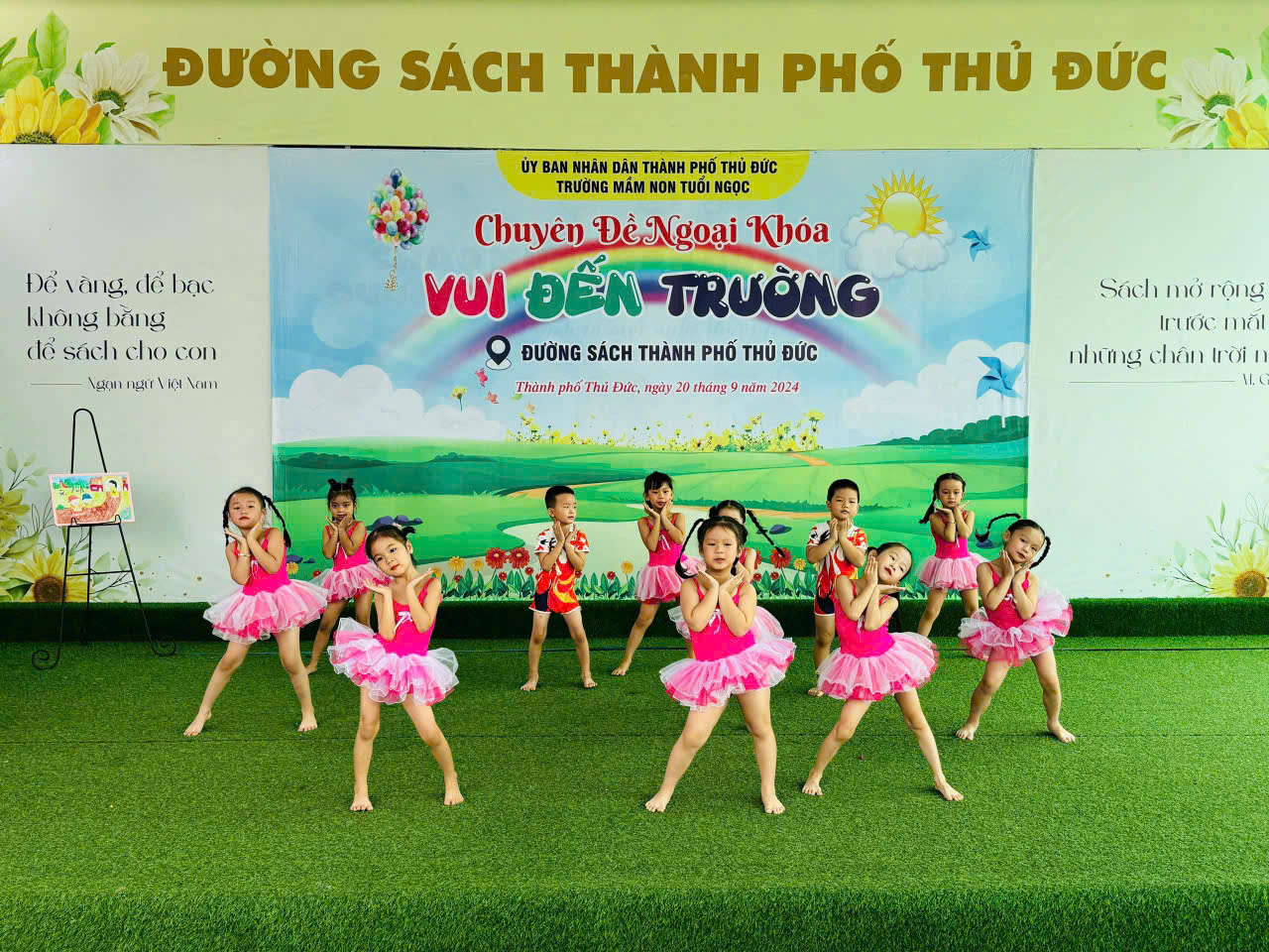 Các bé tham quan đường sách và tham quan văn hóa không gian chủ tịch Hồ Chí Minh.