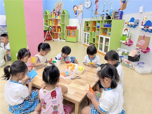 Một giờ hoạt động Steam với chủ đề  Hướng dẫn trẻ làm bè nổi  của các bé khối Mẫu giáo 4 tuổi (Lớp 4B).