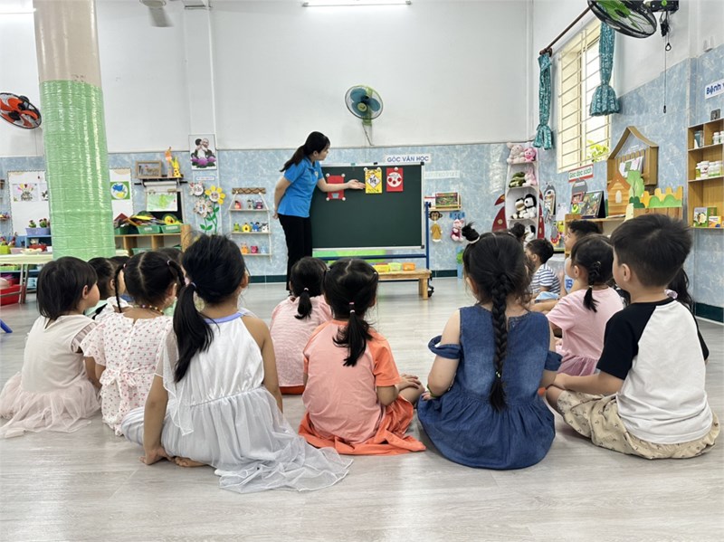 Cùng cô Bích và cô Lý trang trí tấm thiệp ngày Xuân nha các bé lớp 4D