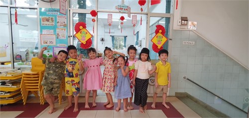 Cô và bé lớp 5A cùng trang trí lớp đón Xuân Giáp thìn 2024