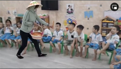 Các bé lớp 4A cùng được học kỹ năng xủ lý tình huống khi gặp người lạ.