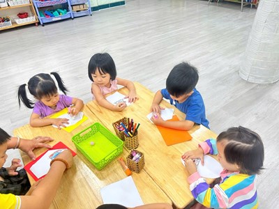 Cùng ngắm những cánh thiệp xinh mừng ngày 20/10 của các bạn nhỏ lớp 3A dành cho mẹ.