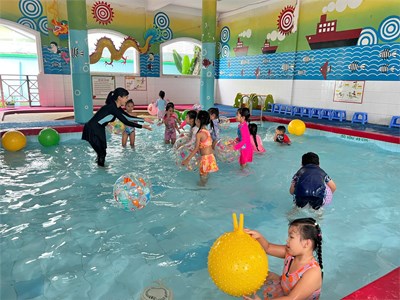 Chơi với nước là một hoạt động mà bất cứ bé nào cũng thích. Các bé lớp 4C cũng vậy, bé được vui chơi thoải mái cùng bạn. Thật là sảng khoái