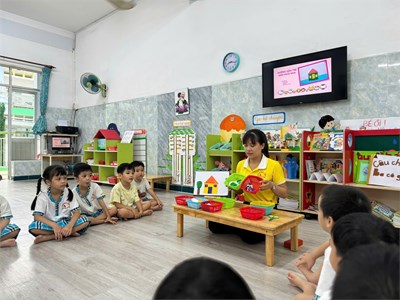 Cô Tuyền mời các bé lớp 4C chúng ta cùng dán ngôi nhà hạnh phúc của gia đình mình nhé.
