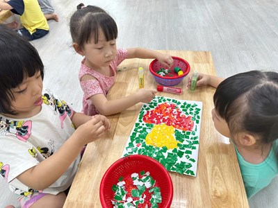 Một giờ hoạt động tạo hình vào buổi chiều của các bé lớp 3C (Mẫu giáo 3-4 tuổi).