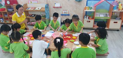 Kính mời Ba mẹ cùng xem các bé lớp 5D tạo hình sáng tạo từ những hình hình học