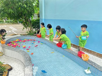 Cùng các bé lớp 4D vui chơi ngoài sân trường nhé