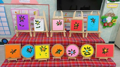 Một giờ hoạt động tạo hình của các bé lớp 3C (Mẫu giáo 3-4 tuổi) với đề tài  Xếp dán bông hoa .