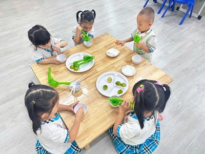 Ba mẹ ơi! Cùng khám phá khoa học với các bé lớp 3B (Mẫu giáo 3-4 tuổi) để tìm hiểu về quả chanh nha.
