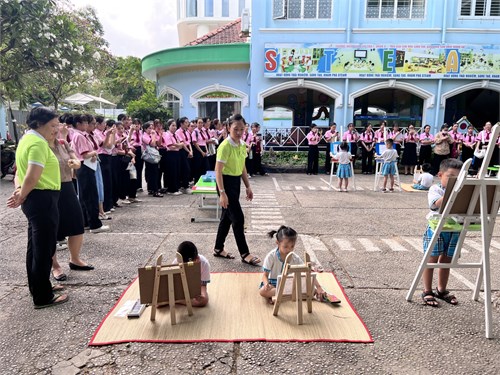 Sáng ngày 23/4/2024 - Cô Nguyễn Thị Hồng Liên - Giáo viên khối Mẫu giáo 5-6 tuổi (Lớp 5C) thực hành một giờ học với chủ đề  vẽ cảnh vật ở sân trường  cho các bạn sinh viên năm 3 trường ĐH Sư phạm TP. HCM kiến tập
