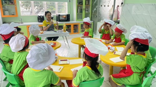 Kính mời ba mẹ cùng xem các bé lớp 5C thực hành món phomai đút lò với cô Hồng Liên và cô Đan Thanh nhé.