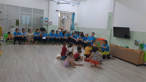 Trường Mầm non Tuổi Thơ 7, Quận 3 thực hiện chuyên đề  Nâng cao chất lượng hoạt động phát triển ngôn ngữ (văn học kể chuyện, đóng kịch) trẻ mầm non  tổ chức vào Thứ Sáu ngày 05 tháng 4 năm 2024. Giáo viên: Phùng Thị Hùy, lớp (25 - 36 tháng) Họa Mi
