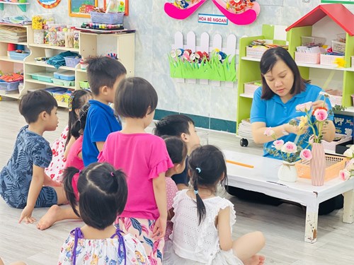🌹Cùng khám phá cách đo và so sánh chiều dài thông qua hoạt động trải nghiệm cắm hoa tại lớp của các bé khối Mẫu giáo 4-5 tuổi (lớp 4B)🌷