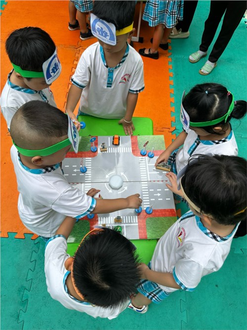 Một sân chơi sống động, một hội thi náo nhiệt được tổ chức tại sân trường Mầm non Tuổi Thơ 7 với những đội chơi tí hon vô cùng đáng yêu cùng những khẩu hiệu thật dễ thương như:  Đi đúng làn - Thấy thật an nhàn ,  Đi thong thả cho đỡ vất vả ,  Dừng đèn đỏ, chứng tỏ văn minh ,  An toàn giao thông là nụ cười trẻ thơ ,  An toàn giao thông là không đi ẩu ,...
Kính mời ba mẹ cùng xem lại những hình ảnh của cô và bé khối Mẫu giáo trong hội thi  Bé với an toàn giao thông .