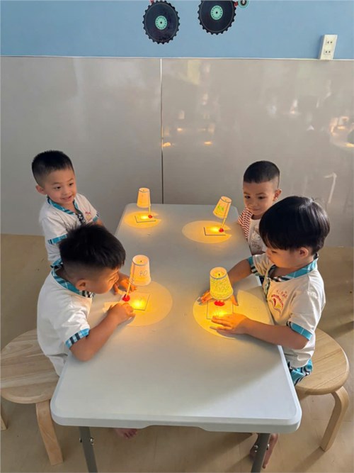 Trẻ mầm non là lứa tuổi hồn nhiên, tinh nghịch và là những nhân tài tương lai của Đất nước. Trong thế giới ngày càng hiện đại, sự sáng tạo luôn được đánh giá rất cao, nhất là sáng tạo ở lứa tuổi mầm non. 
Chính vì điều này, trường Mầm non Tuổi Thơ 7 luôn tạo điều kiện để kích thích sự sáng tạo, trải nghiệm, khám phá những điều mới lạ qua những hoạt động để trẻ có thể phát triển một cách tốt nhất.
Kính mời Ba Mẹ cùng xem các con sáng tạo nhé.